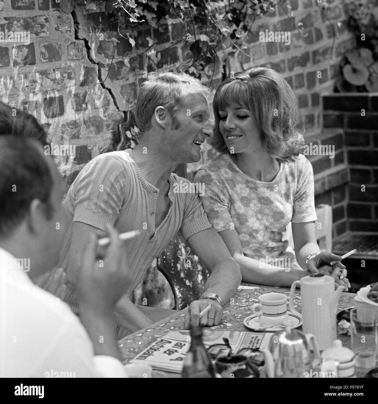 Deutsche Volksschauspielerin Heidi Mahler mit Ehemann Klaus Wischmann, Deutschland 1960er Jahre. Attrice tedesca Heidi Mahler con mio marito Klaus Wischmann, Germania 1960s. Foto Stock