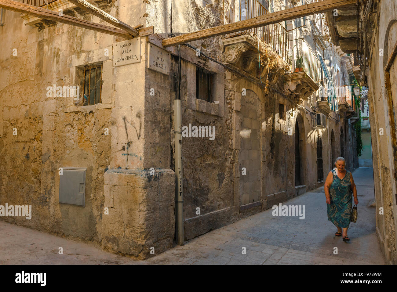 Siracusa Sicilia città vecchia, vista su una stradina nel centro storico (Centro Storico) di isola di Ortigia, Siracusa,Sicilia. Foto Stock