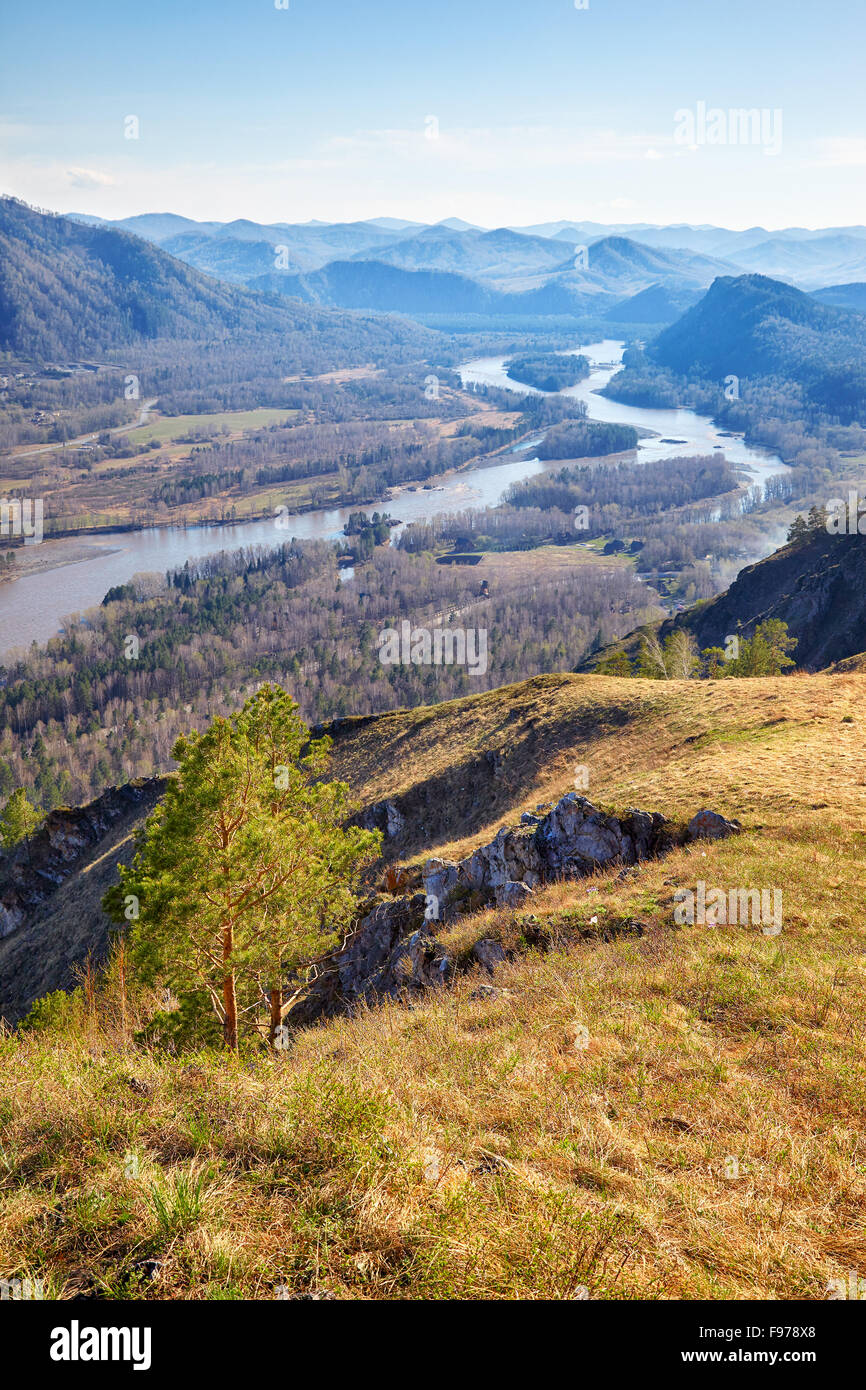 Altai paesaggio con fiume di Katun a inizio primavera tempo Foto Stock