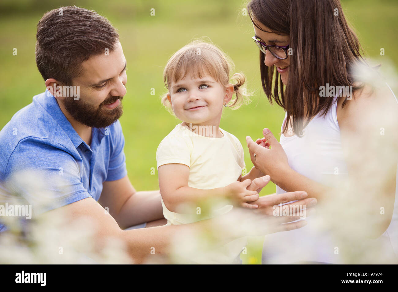 Felice famiglia incinta avendo divertimento in estate la natura Foto Stock