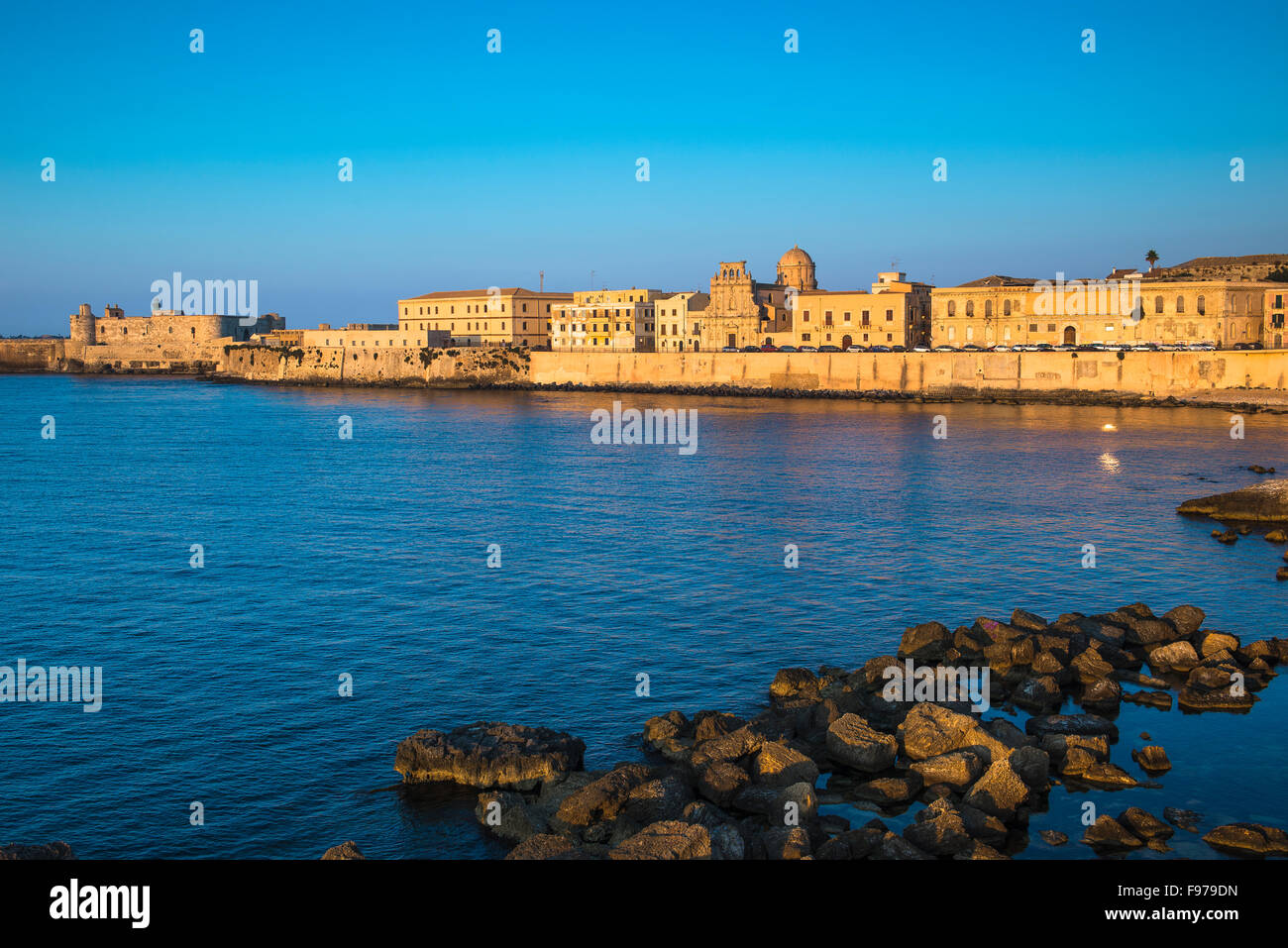Siracusa cityscape, vista della baia e del mare orientale parete dell'isola di Ortigia, Siracusa, Sicilia, a sunrise. Foto Stock