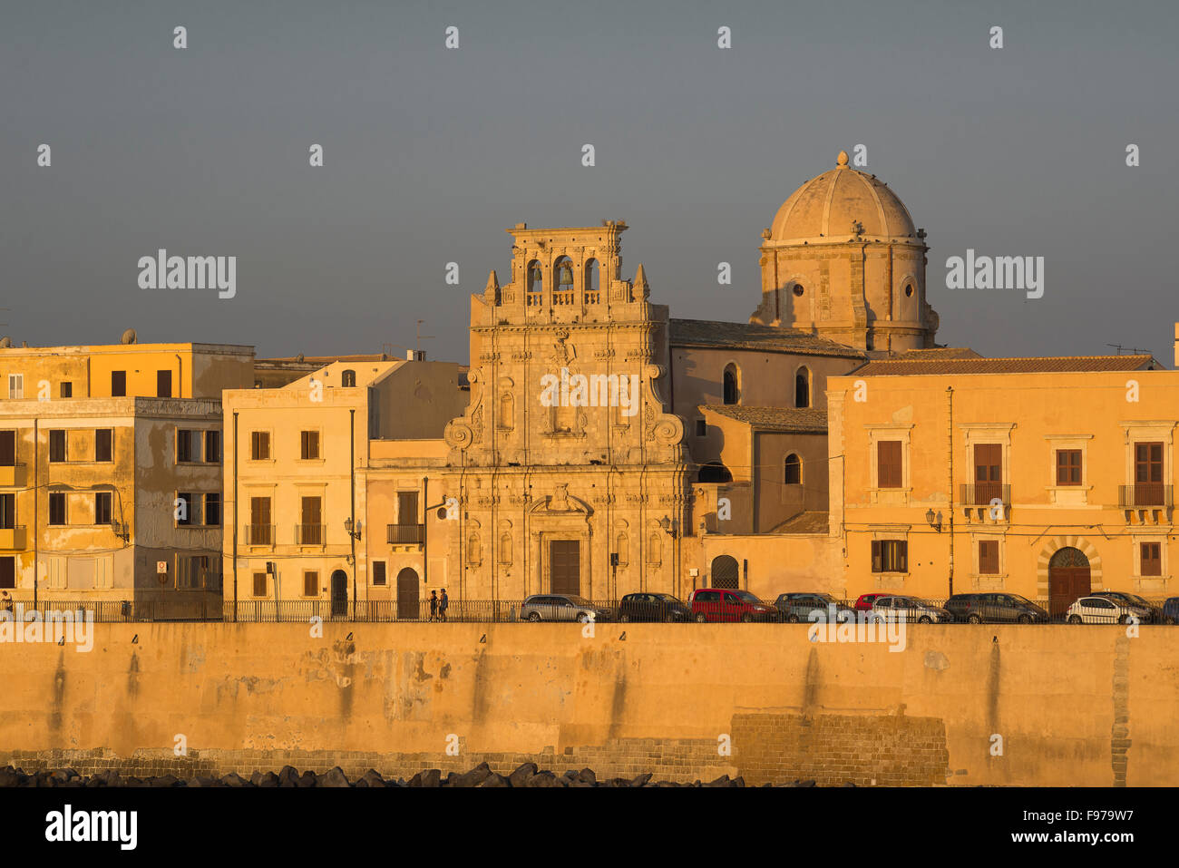 Siracusa Sicilia, vista al tramonto della storica Chiesa di Santo Spirito situata sulla parete orientale dell'isola di Ortigia, Sicilia. Foto Stock