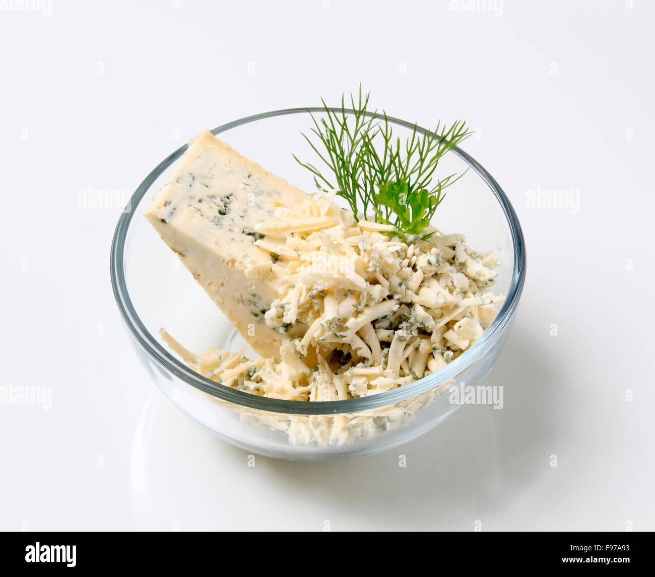 Blue formaggio grattugiato in una ciotola di vetro Foto Stock