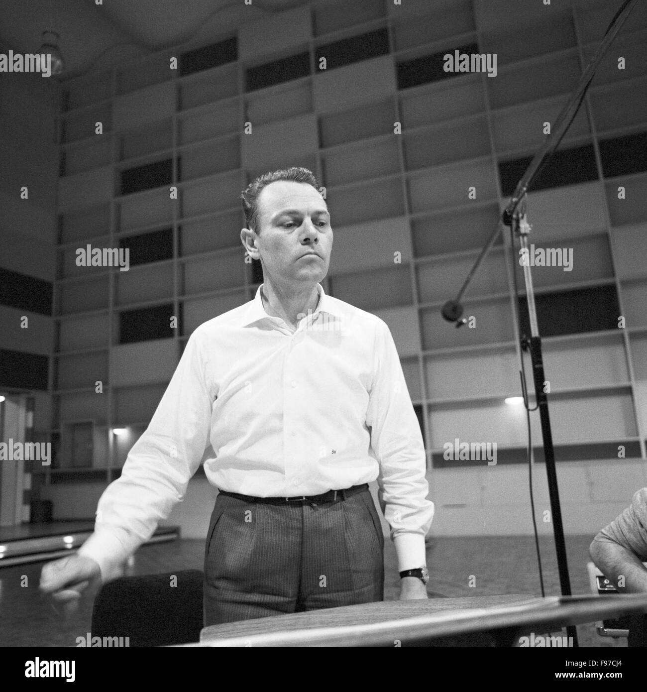 Deutscher Orchesterleiter, Komponist und Musikproduzent bei der Orchesterprobe im Studio, Deutschland 1967. Il conduttore tedesco, compositore e produttore musicale Bert Kaempfert durante la registrazione, Germania 1967. Foto Stock