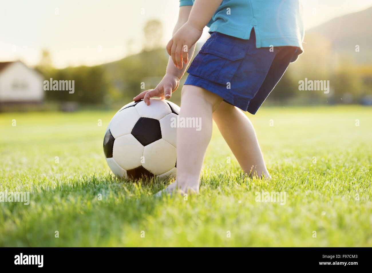 Close-up di Little Boy giocando a calcio sul campo di calcio Foto Stock