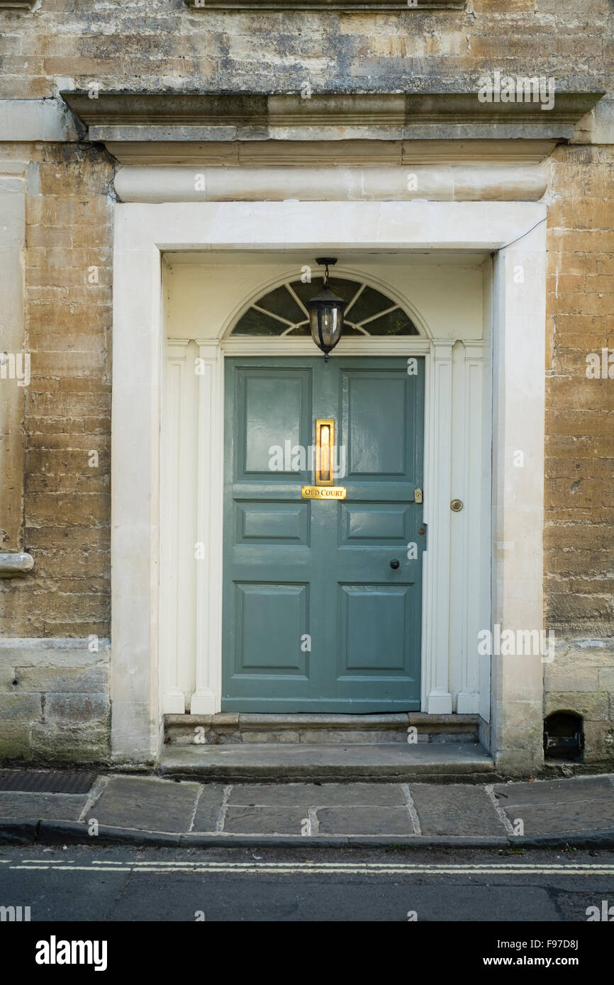 Dettagli architettonici: un classicamente proporzionata ornato porta , 6  pannello porta e luce della ventola all'entrata di un epoca georgiana casa  privata a Cirencester, Gloucestershire, England, Regno Unito Foto stock -  Alamy