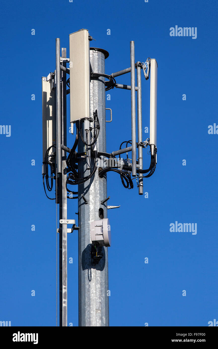 Torre cellulare e antenna radio per la rete di telefonia mobile su un cielo  blu Foto stock - Alamy