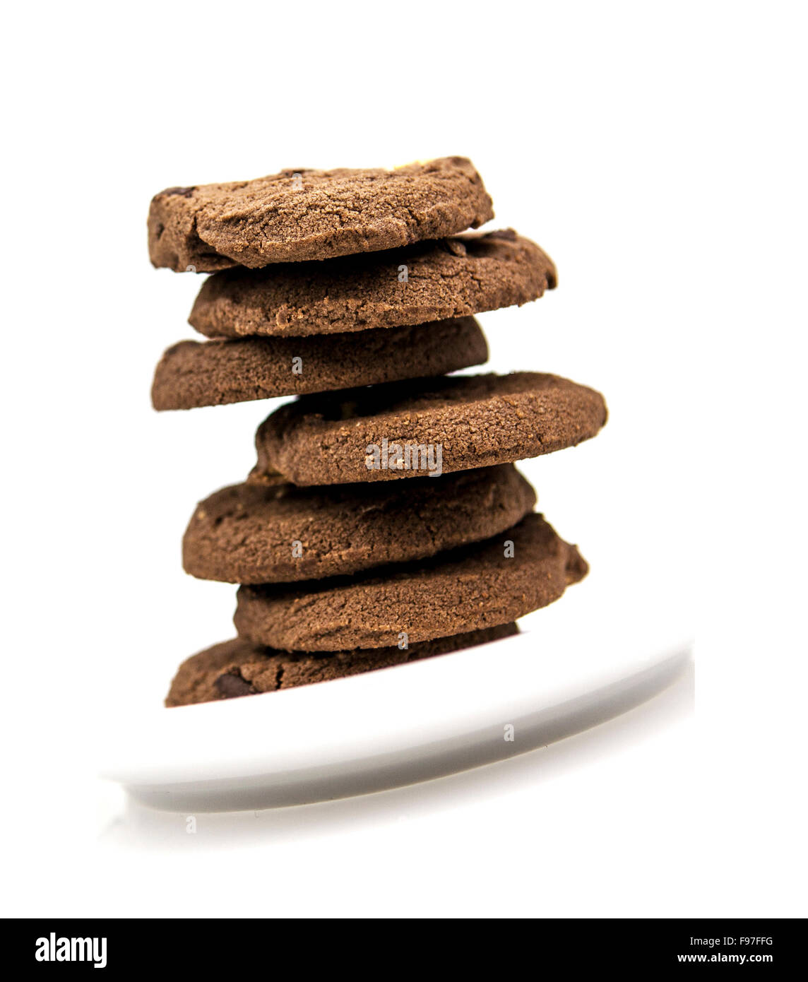Pila di biscotti al cioccolato su una piastra bianca Foto Stock