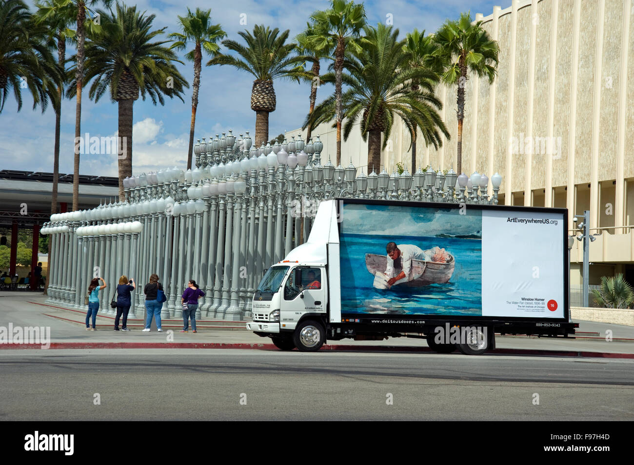 Un Winslow Homer pittura appare su un tabellone mobile guidando lungo il Wilshire Blvd. nei pressi del Los Angeles County Museum of Art durante l'arte ovunque evento in Los Angeles, CA. Foto Stock