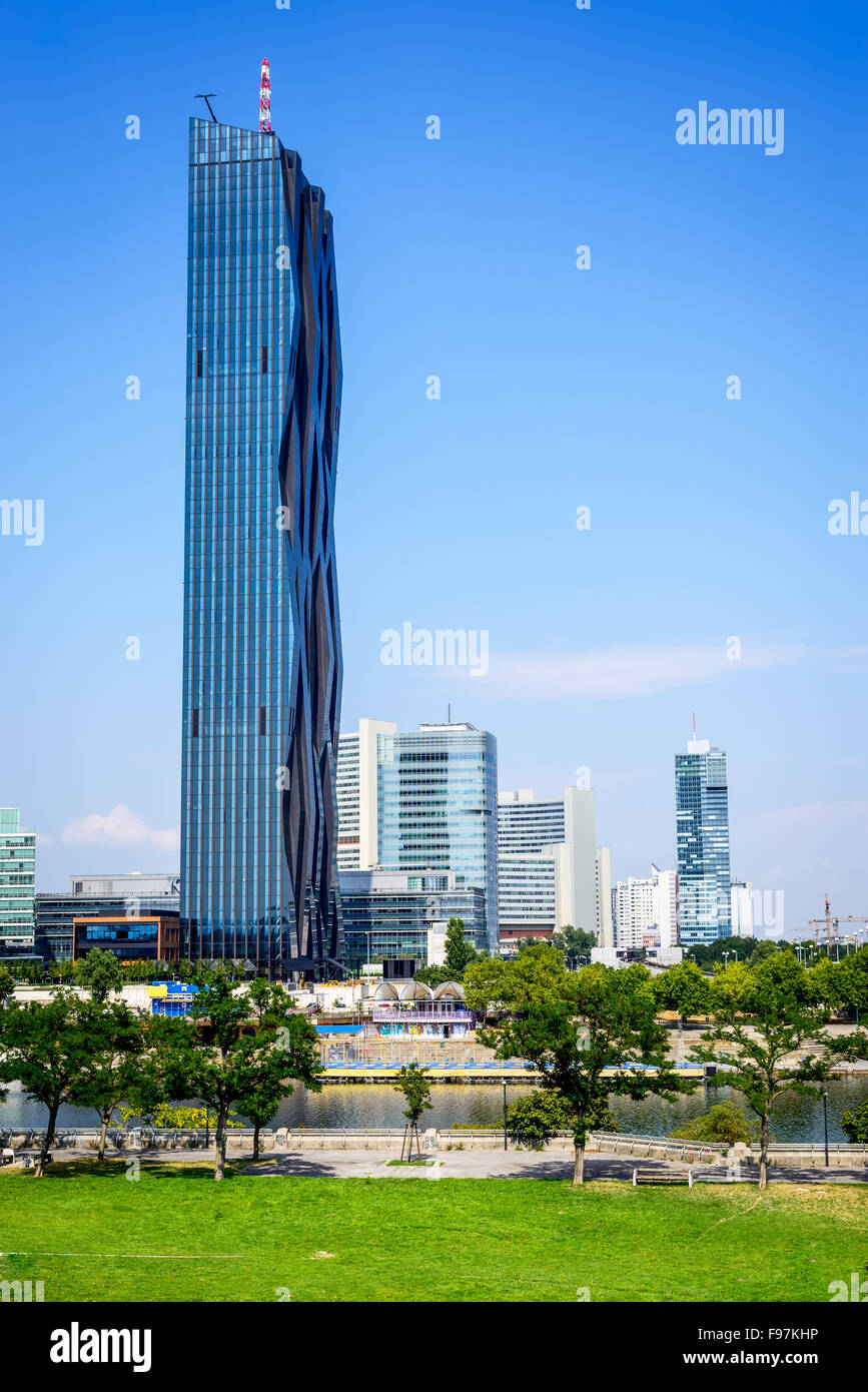 Vienna, Austria. Città del Danubio con il nuovissimo DC-Torre grattacielo più alto in Wien. Foto Stock