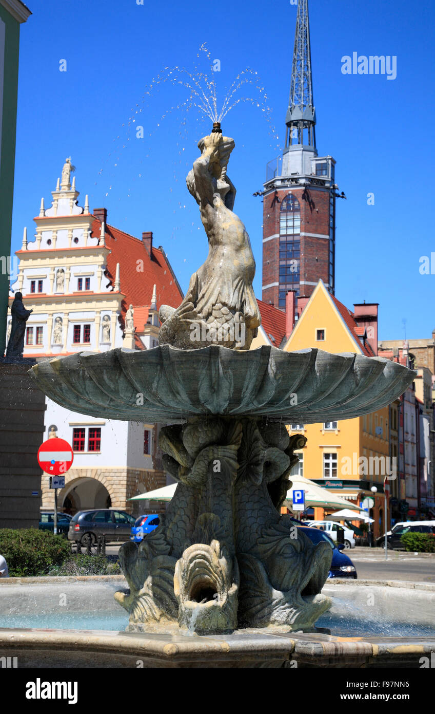 Fontana del Tritone nei pressi di piazza del mercato (Rynek), Nysa (Neisse), Slesia, Polonia, Europa Foto Stock