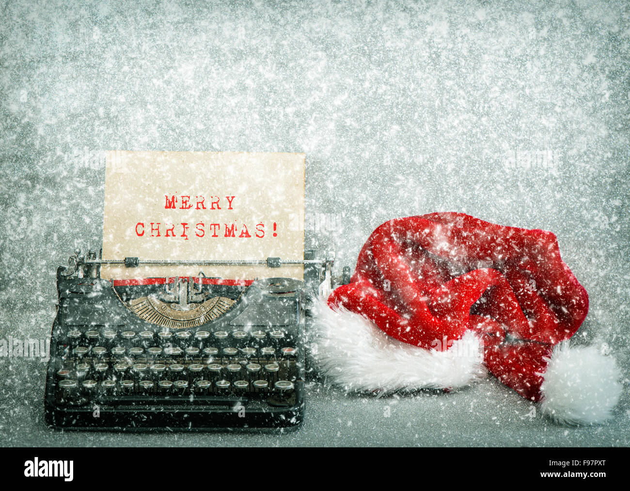 Vecchia macchina da scrivere con Red Hat e testo campione Buon Natale. In stile retrò foto con la caduta di effetto neve Foto Stock
