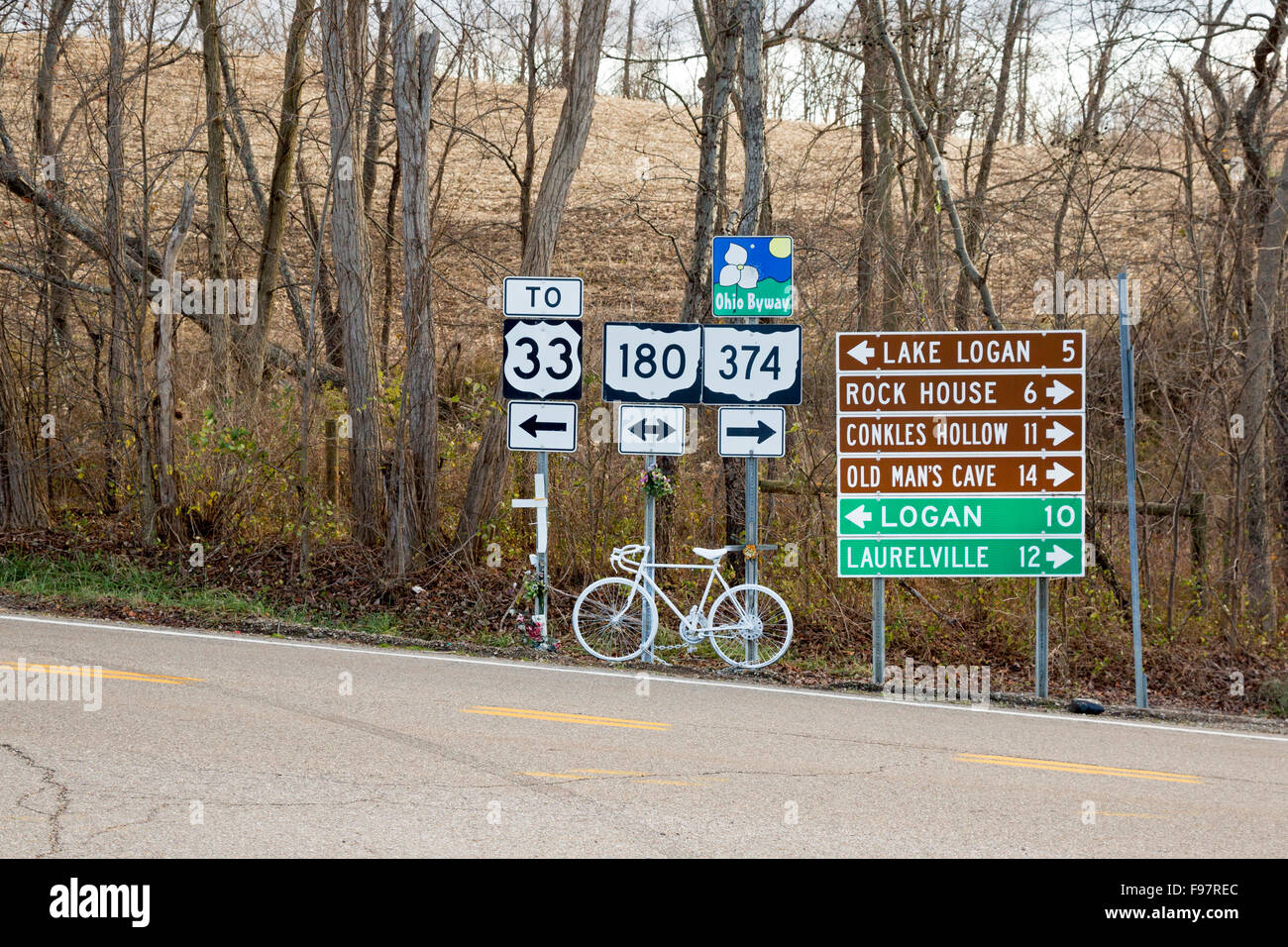 Rockbridge, Ohio - un cosiddetto Ghost Bike segna il punto in cui un ciclista è stato ucciso. Foto Stock