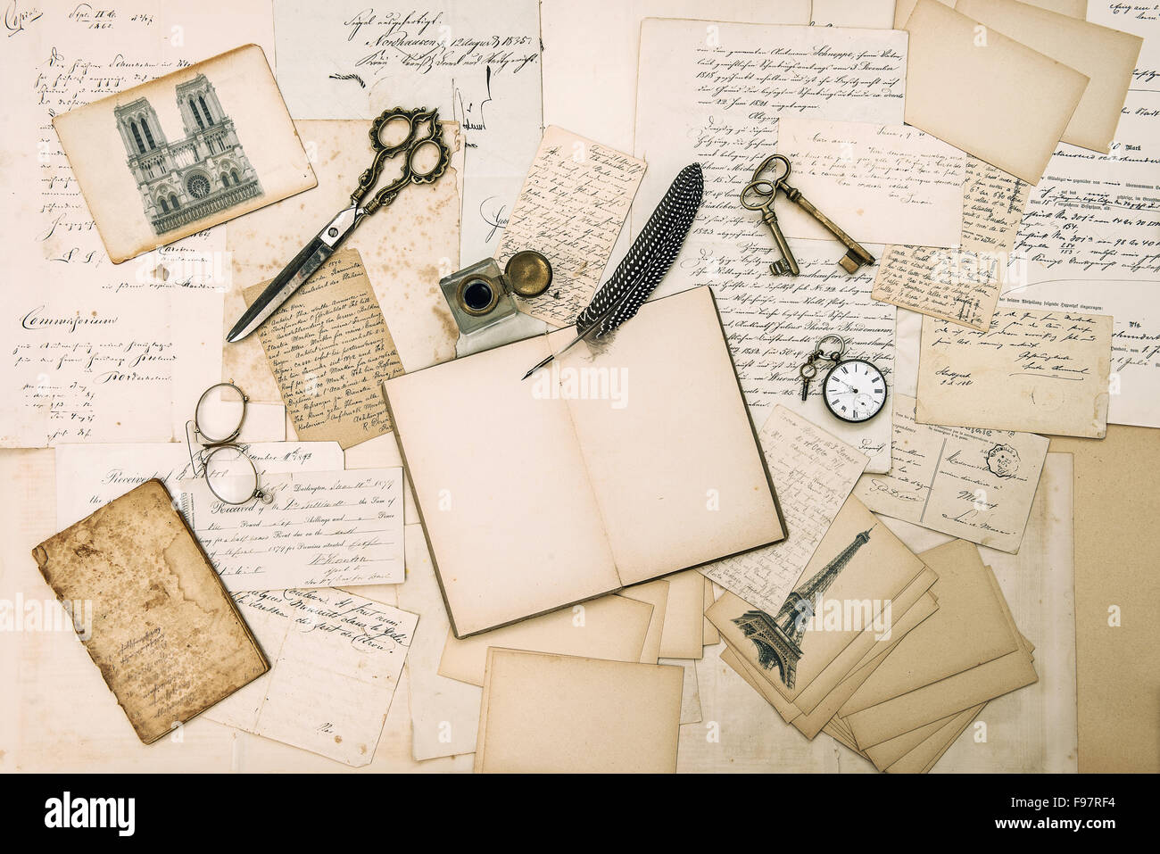 Accessori antichi, Parigi cartoline vecchie lettere e vintage strumenti di scrittura. Nostalgico sentimentale sullo sfondo della carta Foto Stock