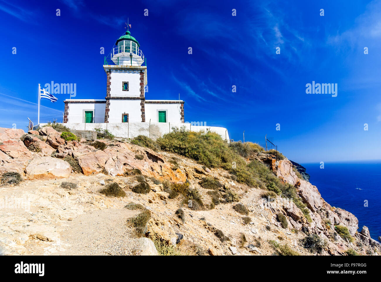 Santorini, Grecia. Faro di Akrotiri a sud di Thira island nelle isole greche su un chiaro, giornata soleggiata con brillante. Foto Stock