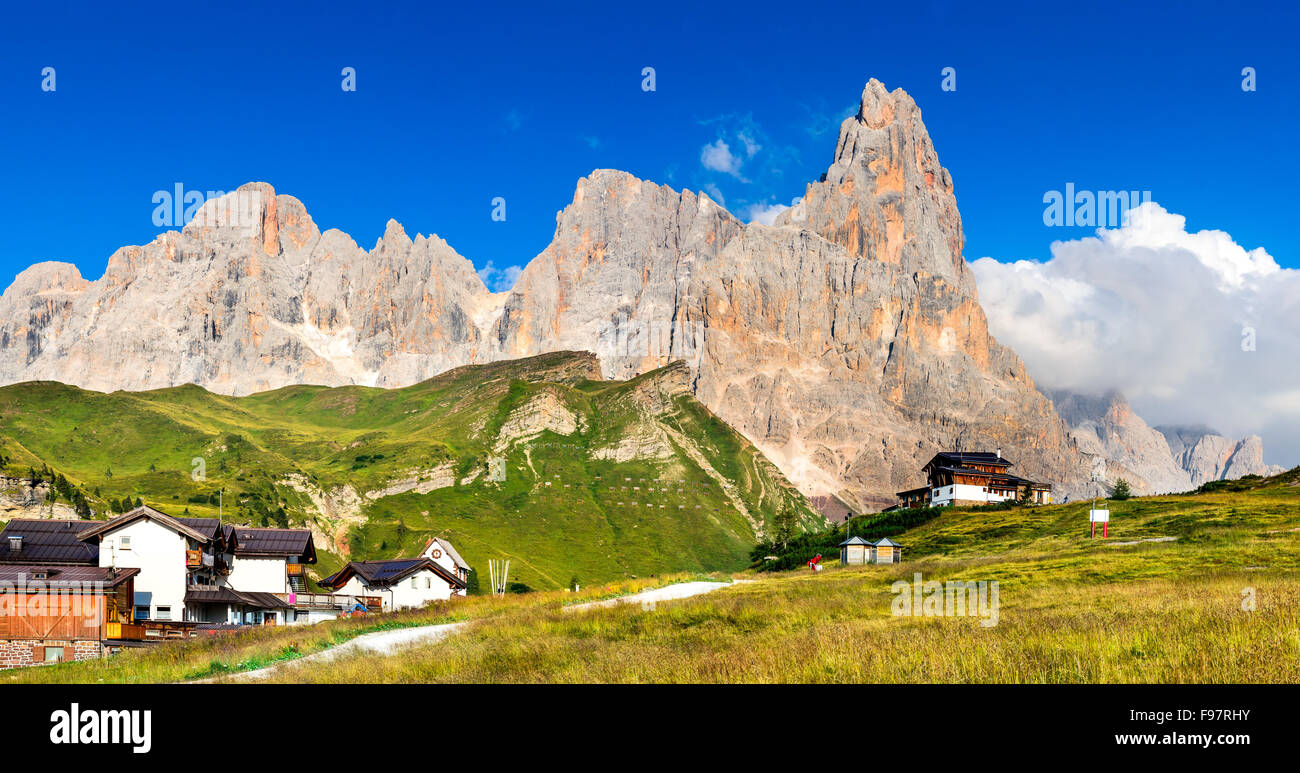 Dolomiti Alpi. Paesaggio delle Pale di San Martino, Trentino - Dolomiti, Italia con il Cimon della Pala montagna cresta. Foto Stock