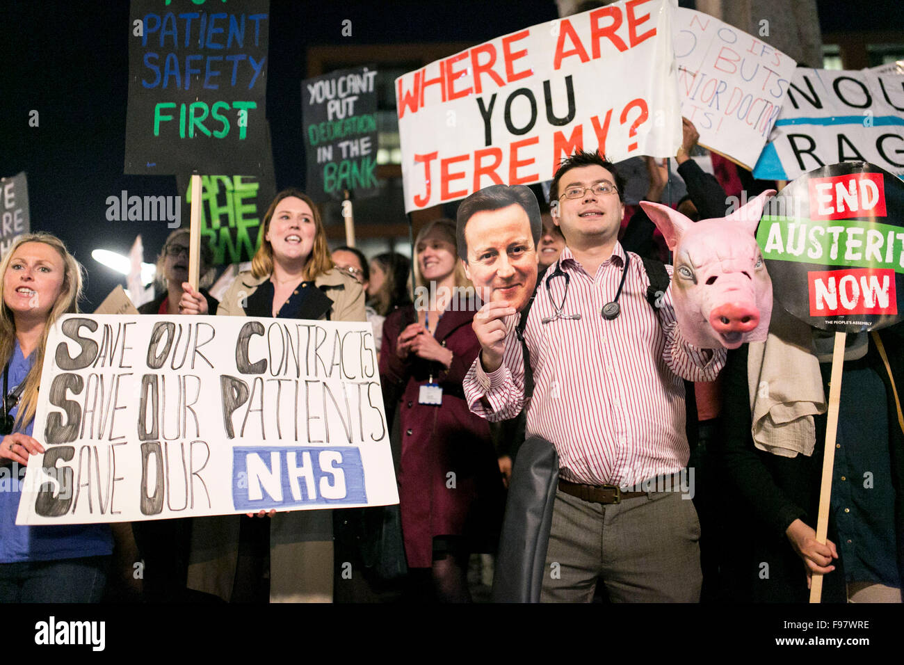 I medici in formazione protesta a Manchester contro i cambiamenti proposti al loro contratto Foto Stock