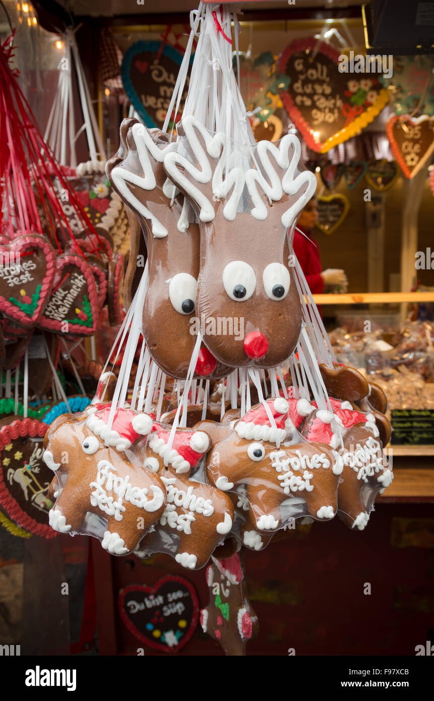 Pressione di stallo di natale a Dusseldorf con le renne candy con auguri di Natale su di esso Foto Stock