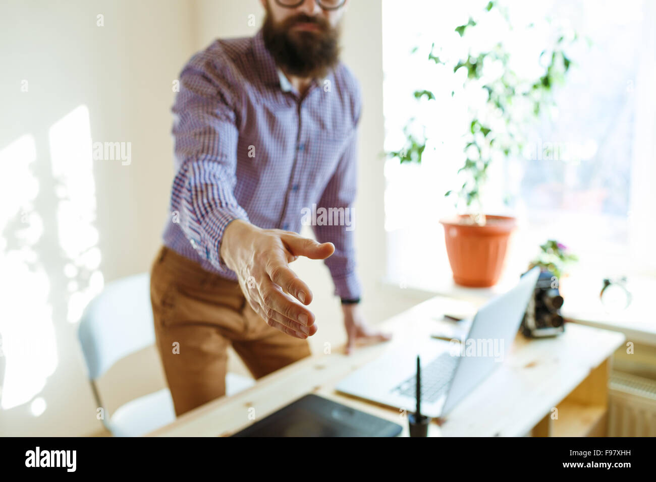 Barba uomo d affari con il braccio esteso per stretta di mano Foto Stock