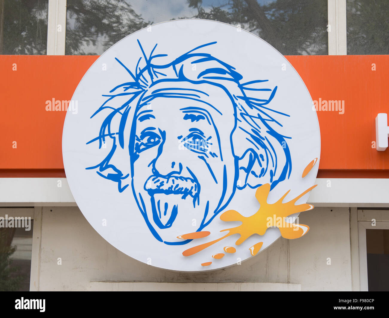 Volgograd, Russia - 31 agosto 2015: il logo sopra l ingresso al museo della scienza di intrattenimento Einstein, situato a Volg Foto Stock