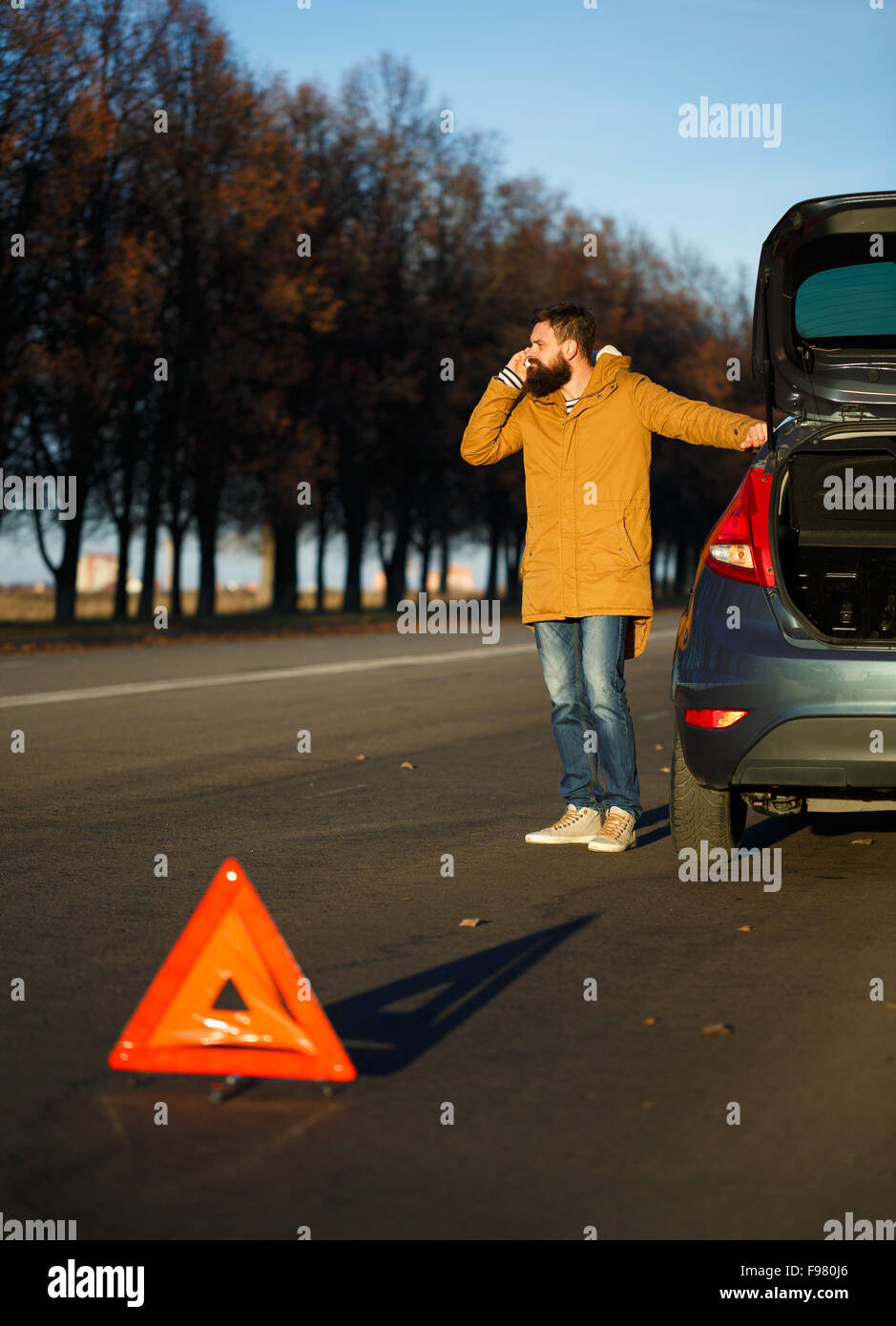 Autista uomo esaminando danneggiato automobili automobili dopo la rottura Foto Stock