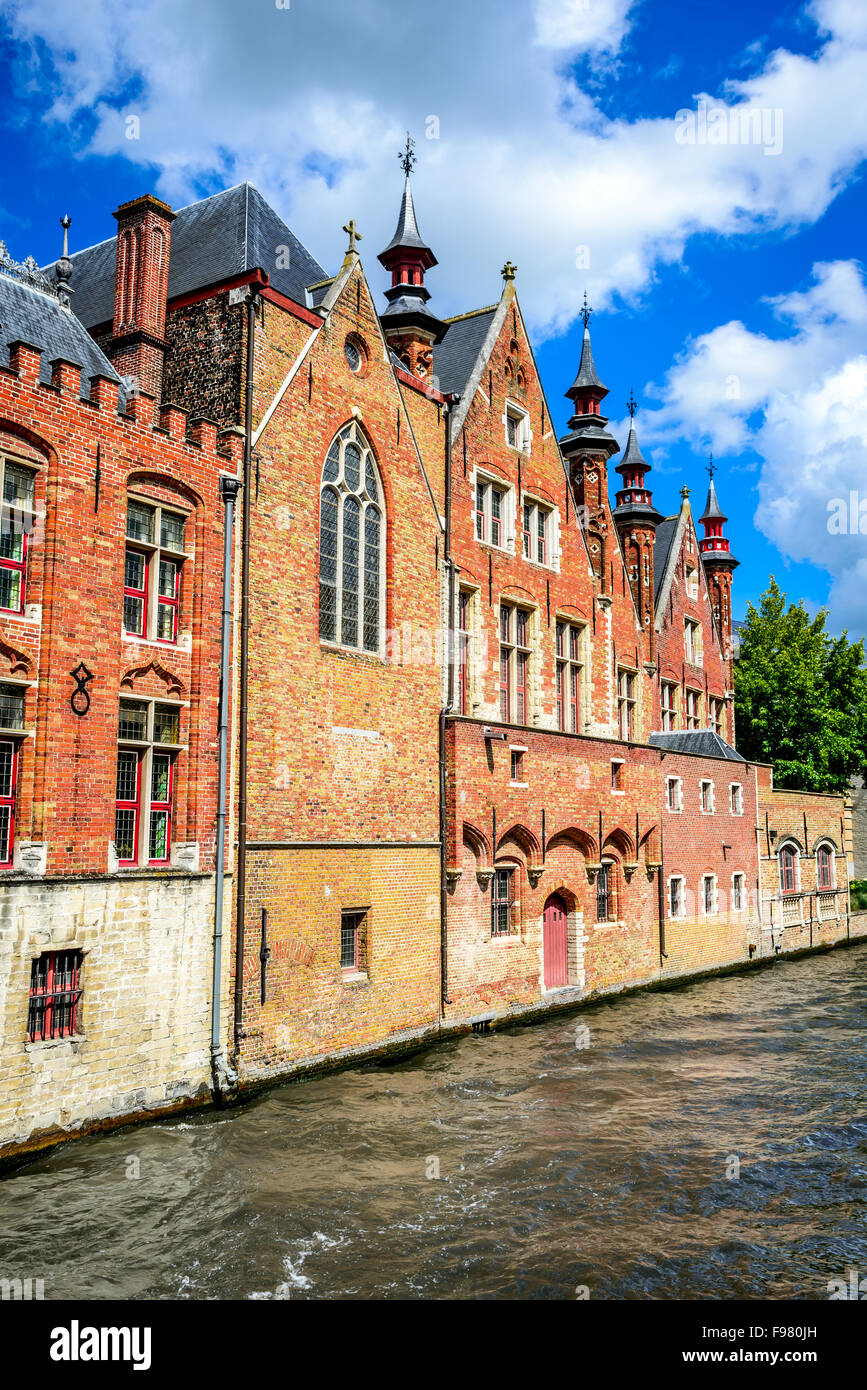 Bruges, Belgio. Scenario estivo con stile gotico case e Groenerei canale d'acqua nelle Fiandre medievale della città di Brugge. Foto Stock