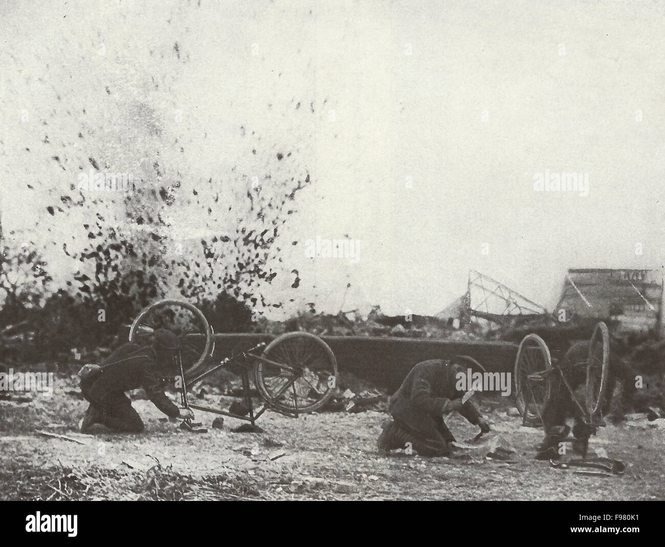 Ciclo Orderlies sotto il fuoco - il nemico di artiglieria ha evidentemente la gamma di questa strada. Sembra un luogo più povero di armeggiare biciclette danneggiate. La prima guerra mondiale Foto Stock