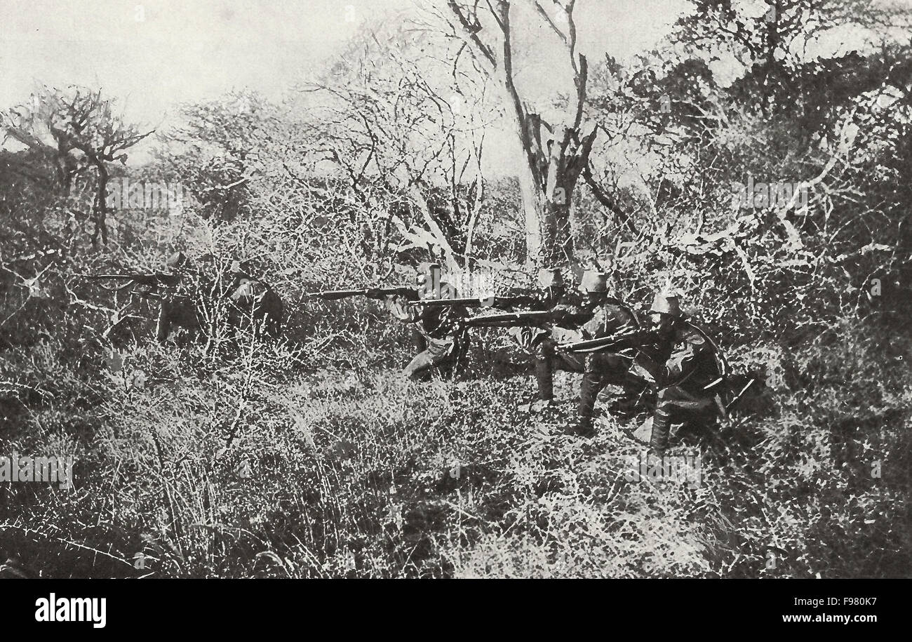 La guerra in Africa Orientale - questi uomini del re fucili africani hanno incontrato una pattuglia ostile nella giungla e stanno avendo un pennello con loro. La prima guerra mondiale Foto Stock