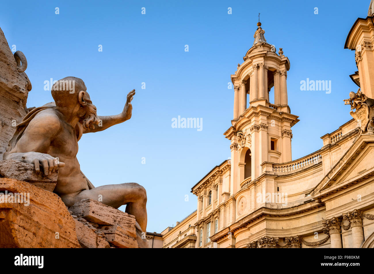 Piazza Navona a Roma con dettaglio della Fontana dei Quattro Fiumi (Fontana dei Quattro Fiumi) e Sant Agnese in Agone chiesa Foto Stock