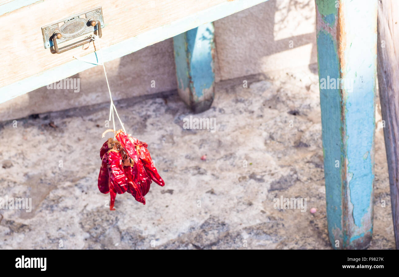 Molti chili appeso un tavolo di legno . . Foto Stock