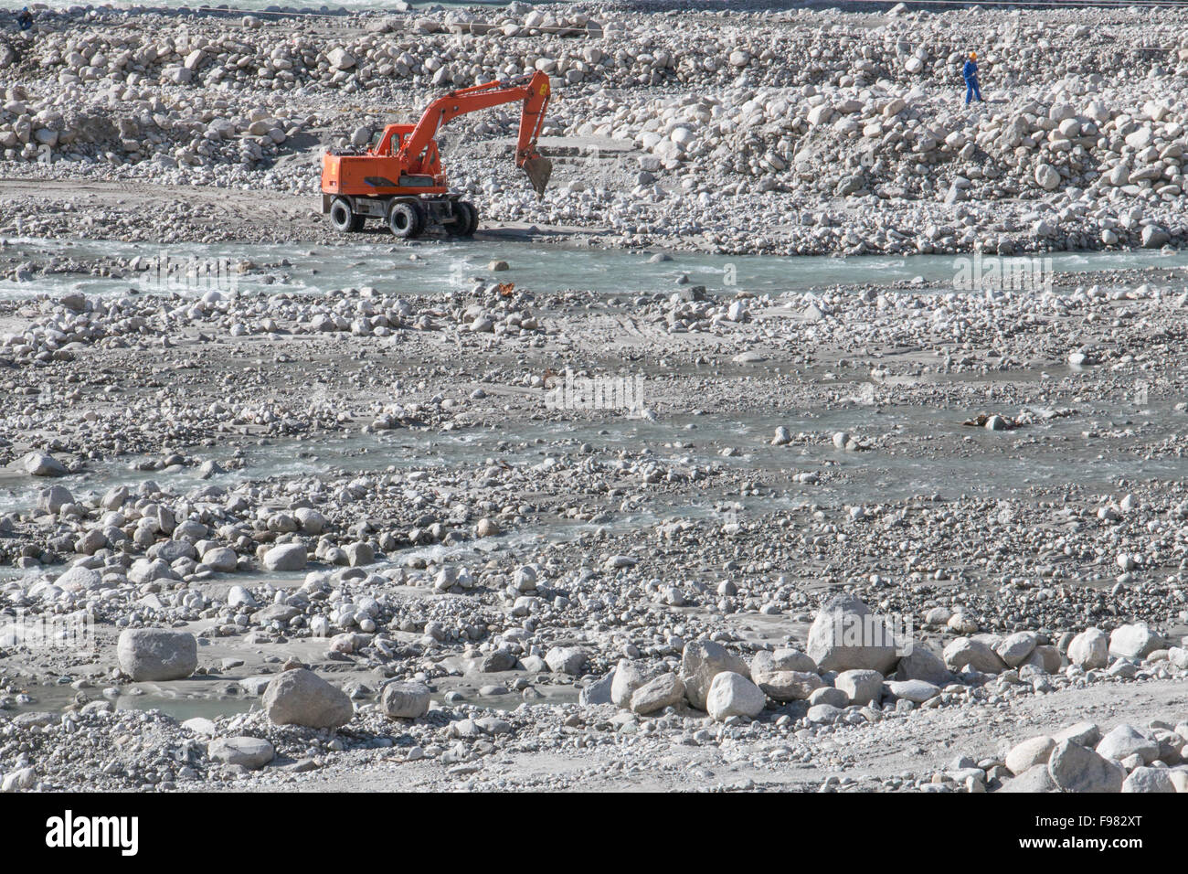 Unico escavatore arancione nel vasto paesaggio nello Xinjiang cina Foto Stock