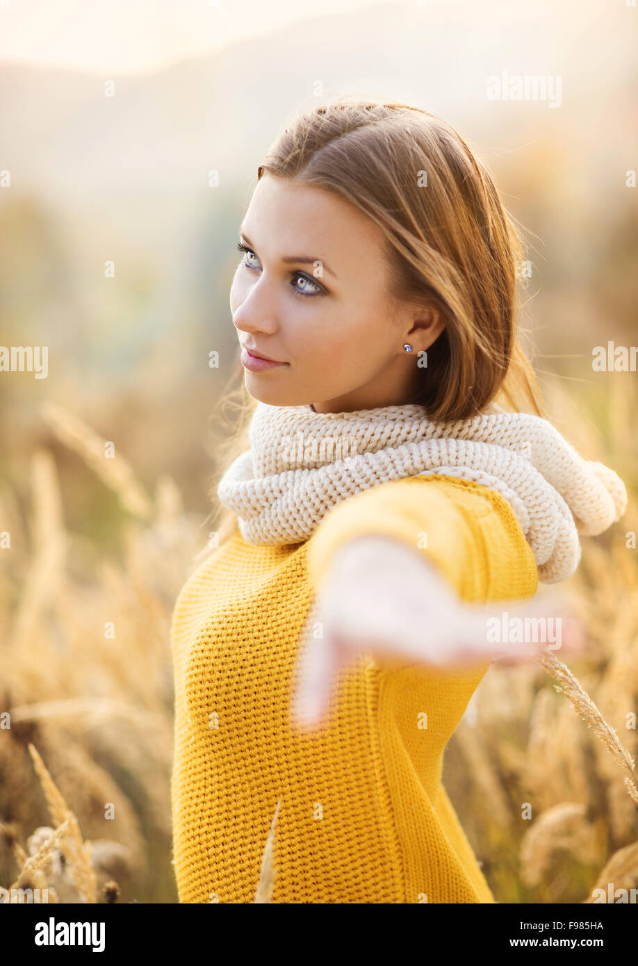 Ritratto di bella ragazza con sciarpa in giallo la natura in autunno Foto Stock