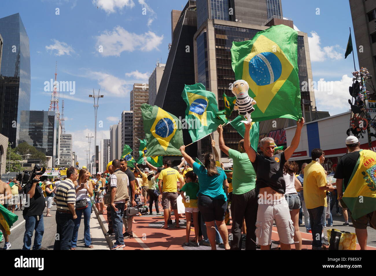 I brasiliani di protesta contro il presidente Dilma Roussef e il lavoratore del partito in Sao Paulo Foto Stock