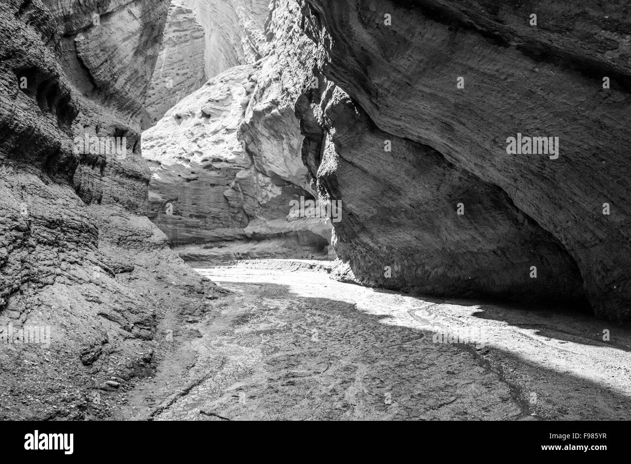 Modo al di fuori della Red Hill canyon in xinjiang cina girato in bianco e nero Foto Stock