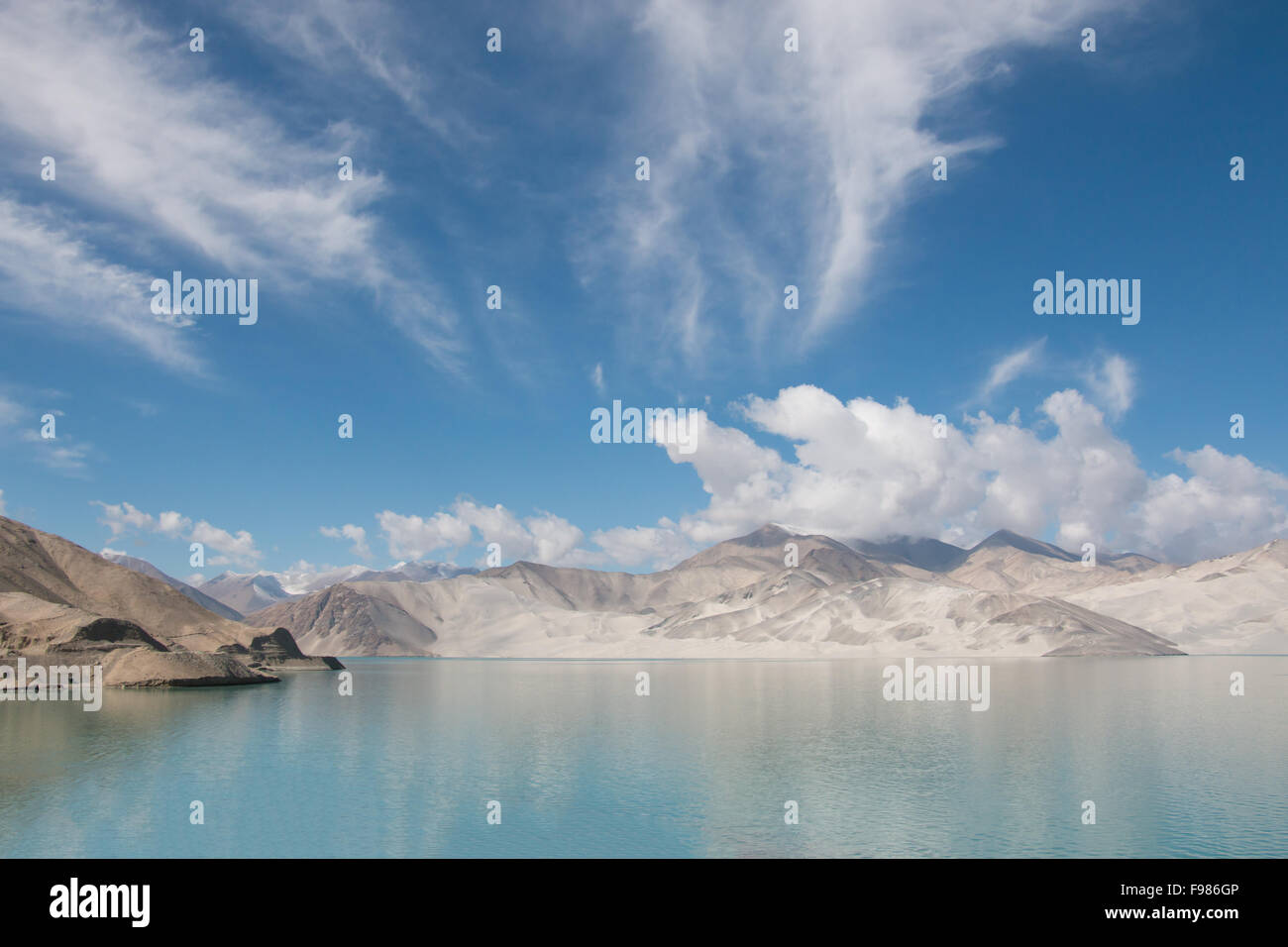 Lago di montagna con il blu cielo nuvoloso xinjiang cina Foto Stock