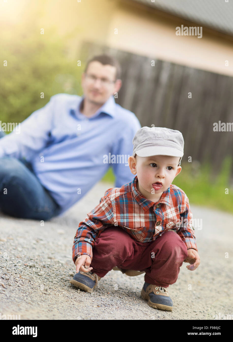 Little Boy giocando fuori con il suo papà Foto Stock