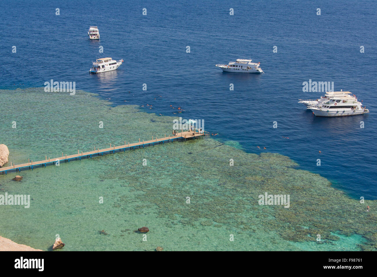 Vista aerea di un molo con yacht e barche in mare. Foto Stock