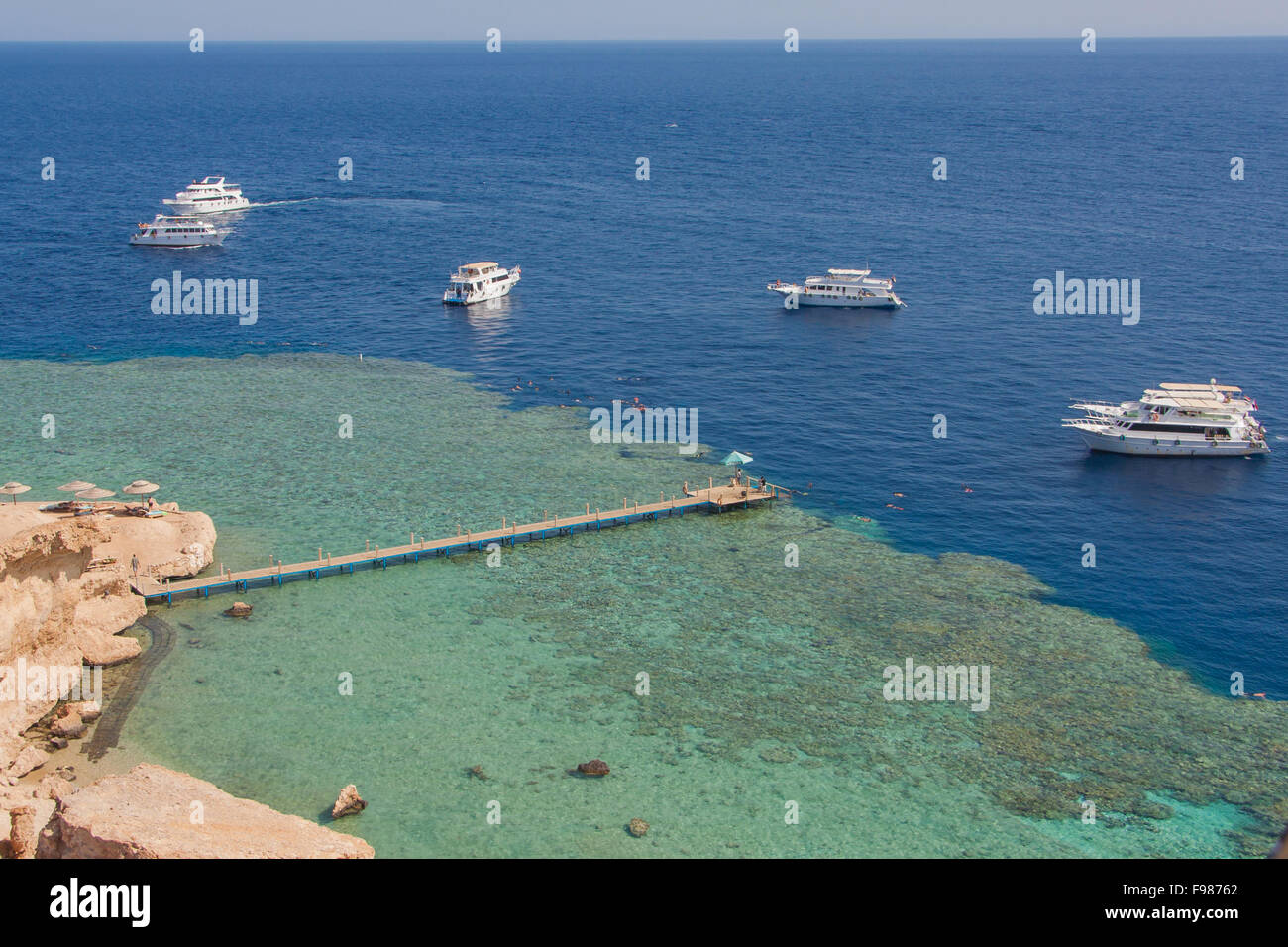 Vista aerea di un molo con yacht e barche in mare. Foto Stock