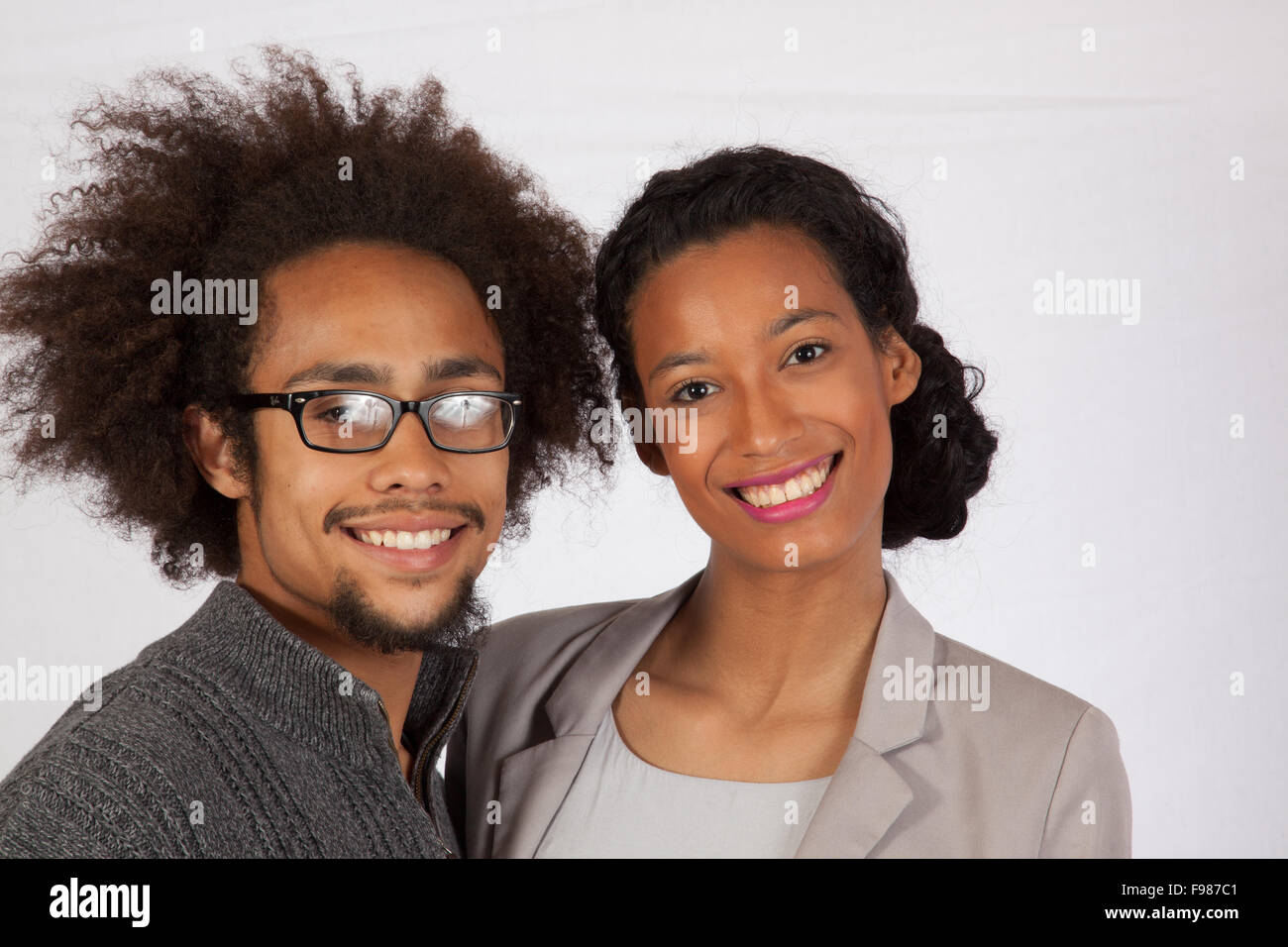 Nero romantico giovane mostrando affetto per ogni altro Foto Stock