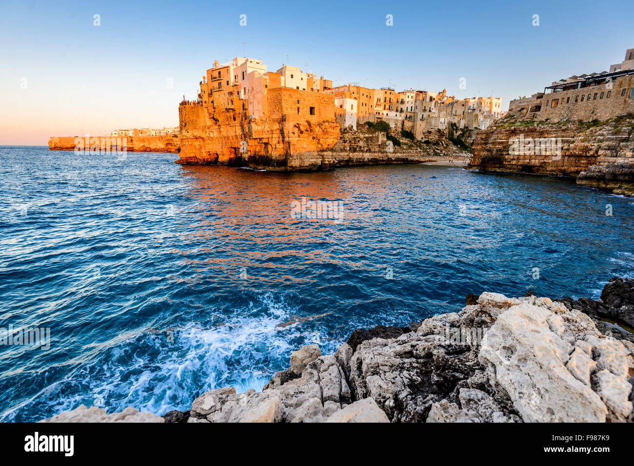 La puglia, Italia. HDR sunset scenario di Polignano a Mare, cittadina in provincia di bari, puglia, Italia meridionale sul Mare Adriatico Foto Stock
