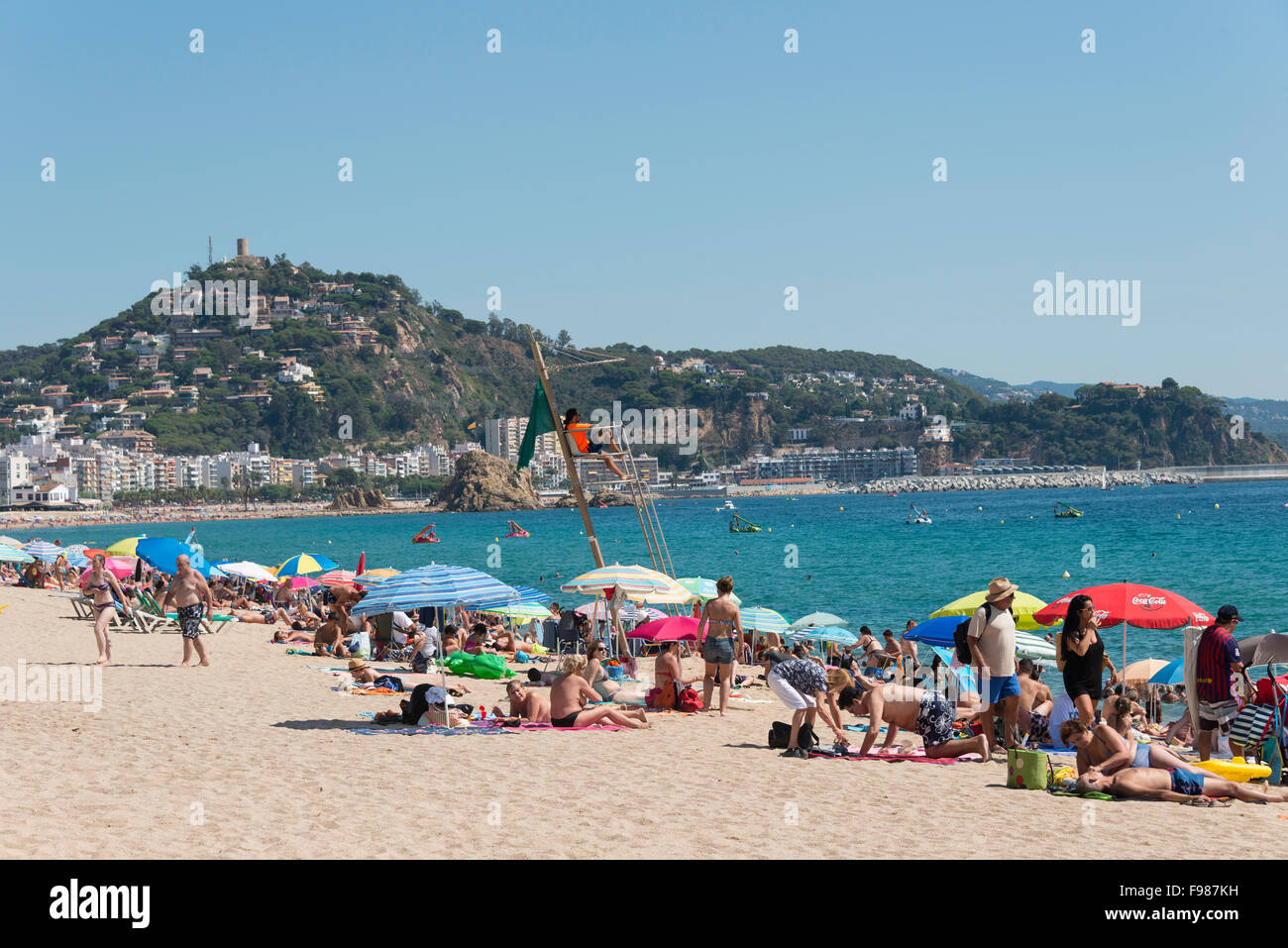 Spiaggia e il lungomare con vista, Platja de S'Abanell, Blanes, Costa Brava, provincia di Girona, in Catalogna, Spagna Foto Stock