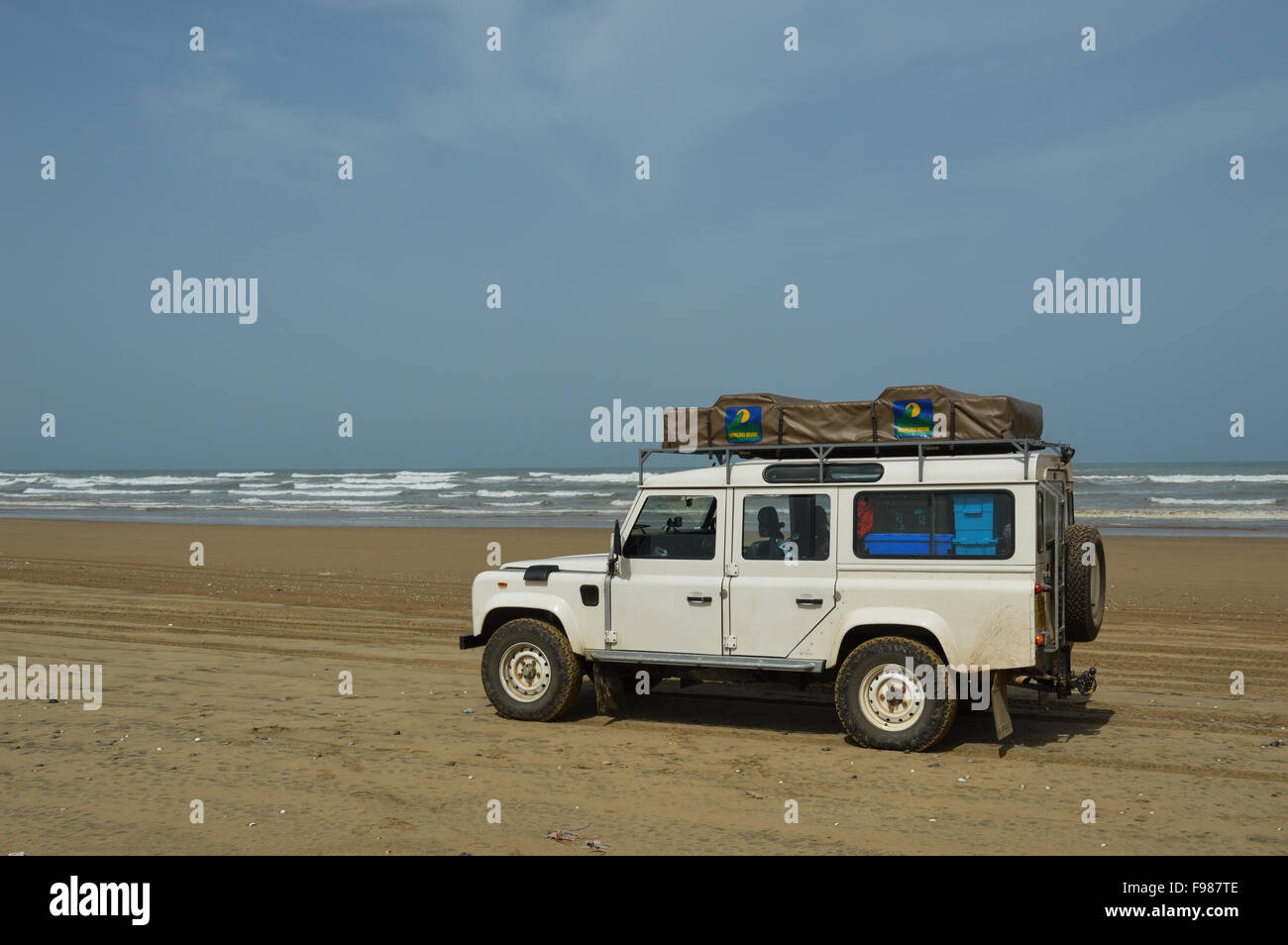 Landrover Defender 110 sulla Plage Blanche in Marocco Foto Stock