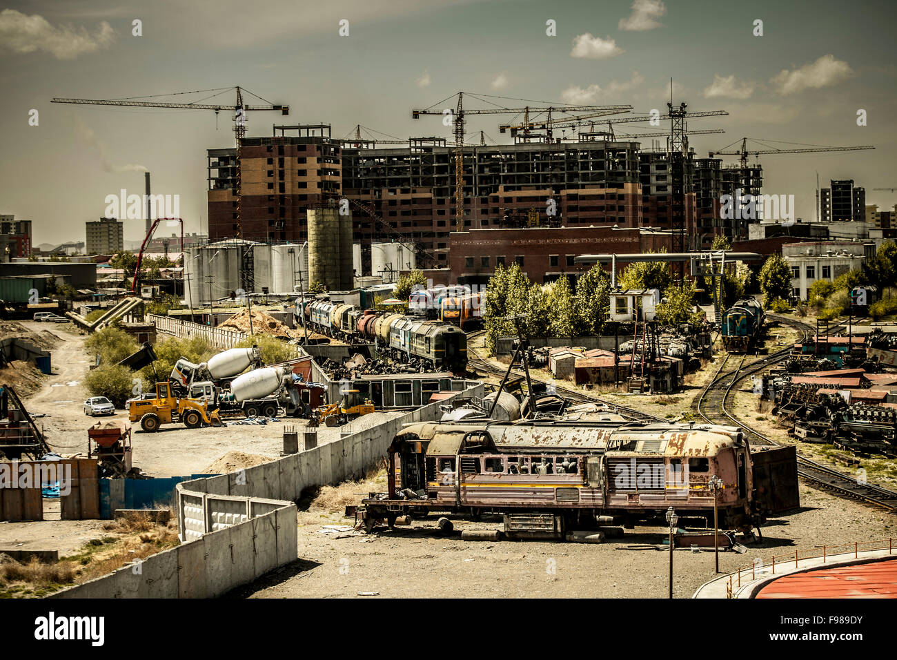 Nuova costruzione in un vecchio deposito ferroviario Foto Stock