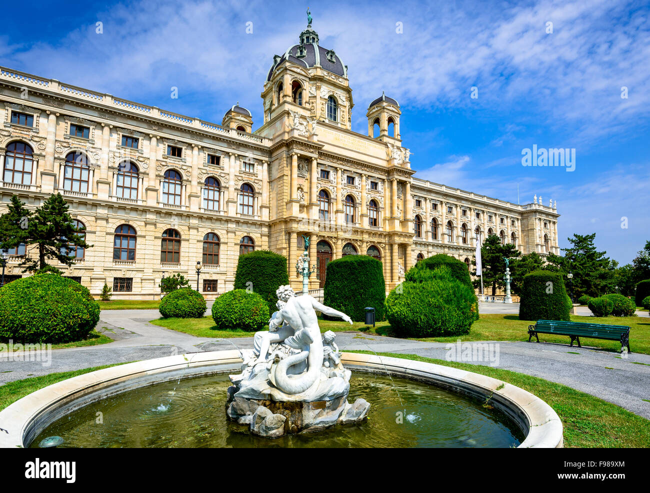 Vienna, Austria. Bellissima vista del famoso Naturhistorisches Museum (Museo di Storia Naturale) con parco Maria-Theresien-Platz. Foto Stock