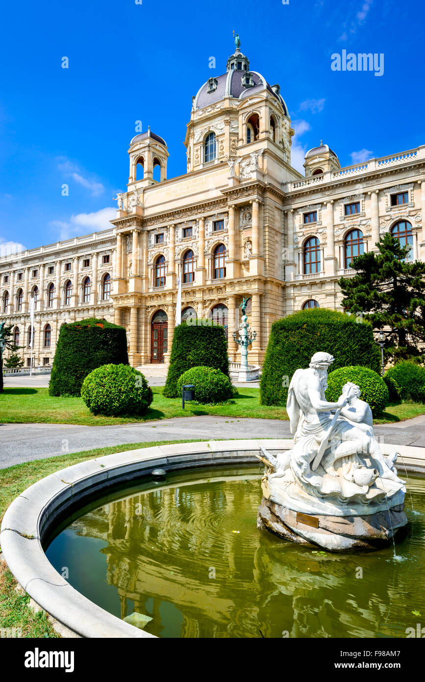 Vienna, Austria. Bellissima vista del famoso Naturhistorisches Museum (Museo di Storia Naturale) con parco Maria-Theresien-Platz. Foto Stock