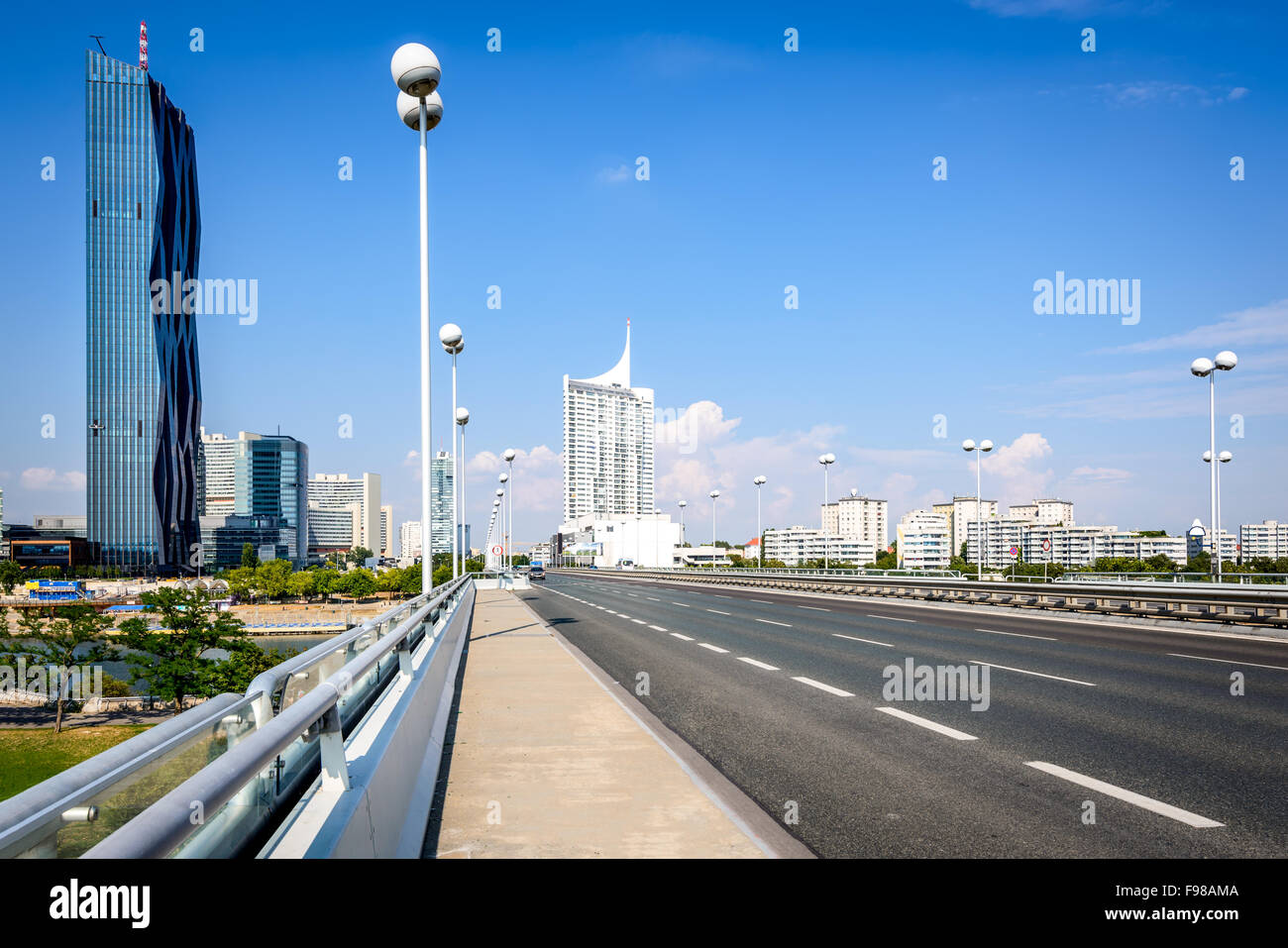 Danube City Vienna con Reichsbruecke Impero (ponte) e il nuovissimo DC-Torre grattacielo più alto in Austria. Foto Stock