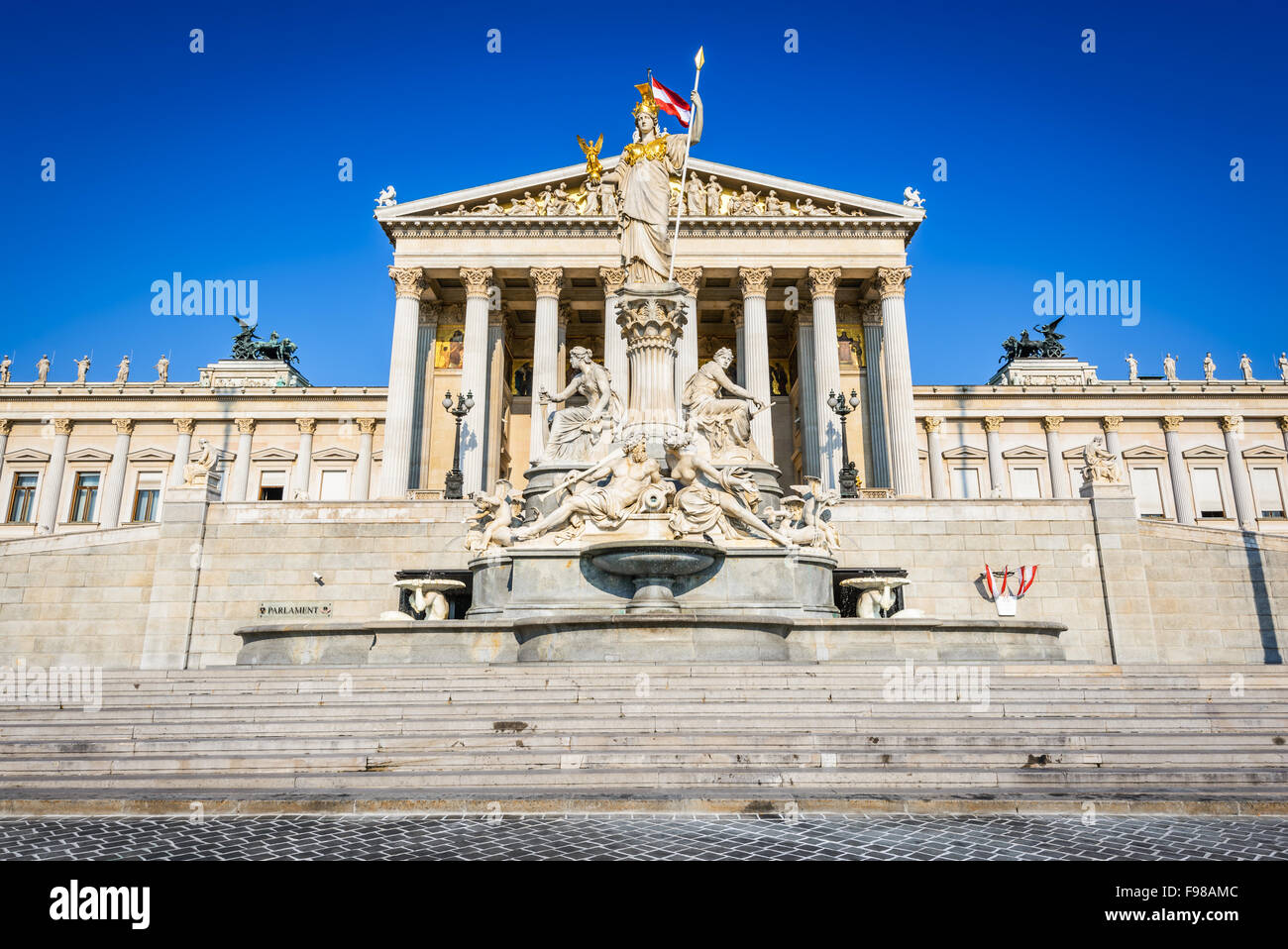 Vista panoramica del parlamento austriaco edificio con la famosa fontana di Pallade Atena e ingresso principale di Vienna, Austria Foto Stock