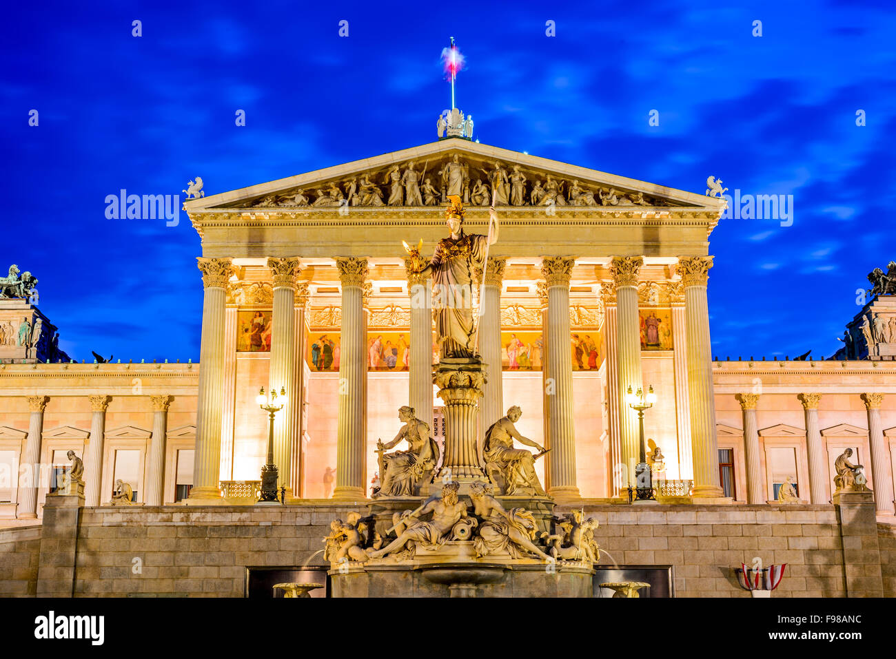 Vienna, Austria. Vista panoramica del parlamento austriaco edificio con la famosa fontana di Pallade Atena e ingresso principale in Wien. Foto Stock