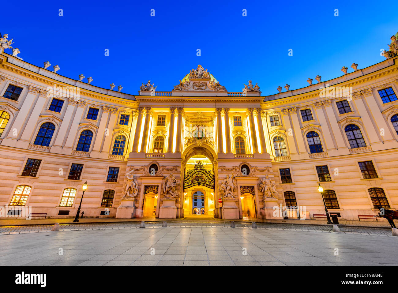 Vienna, Austria. Palazzo di Hofburg visto da Michaelerplatz, ampio angolo di visualizzazione al crepuscolo, Habsburg Empire Landmark in Vienn. Foto Stock