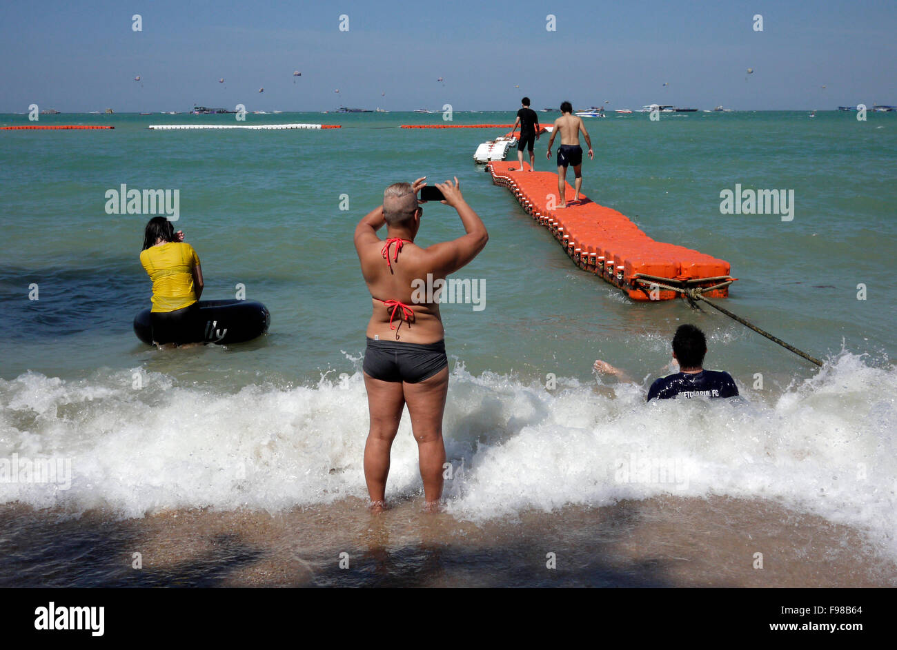 Una safe area nuoto è segnato da galleggianti collegati / boe sulla spiaggia di Pattaya Thailandia per proteggere i bagnanti dal jet skis etc Foto Stock